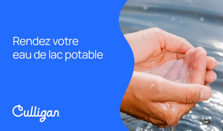 Water filtration, Culligan, potable lake water, hand holding water, clean water, blue background, potable water, lake, eau de lac, filtration d'eau, eau propre, fond bleu, eau potable, lac,